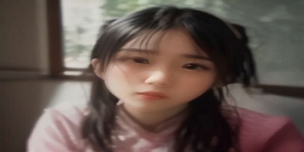 一位中年男性坐在家中书房的台灯下，对着电脑屏幕认真阅读少女潘金莲文化解析文章，书架上摆放着《金瓶梅》《水浒传》等古典名著