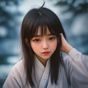 陈若琳，影视批评研究者，短发，神态敏锐，背景为电影海报与研究资料